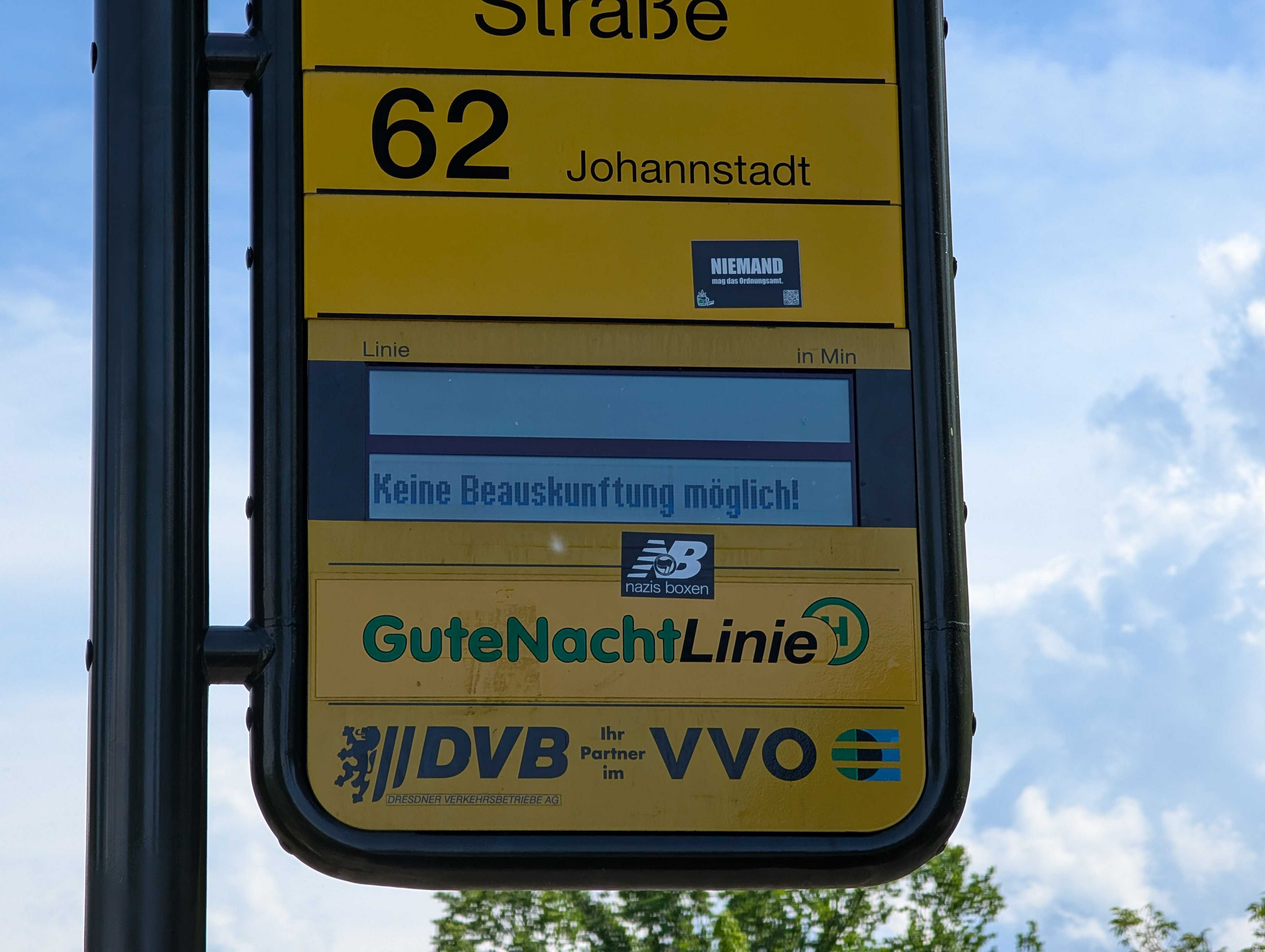A picture of a DVB public transport stop sign with the display reading "Keine Beauskunftung möglich!"